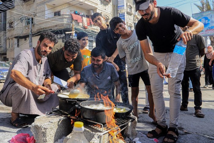 الحطب بديلاً للغاز.. إغلاق الاحتلال للمعابر يفاقم معاناة الغزيين في رمضان